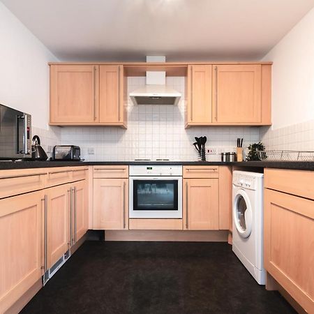 Spacious Comfort Haven: 2-Bed Smart Stay with Free Parking Southampton Exterior photo