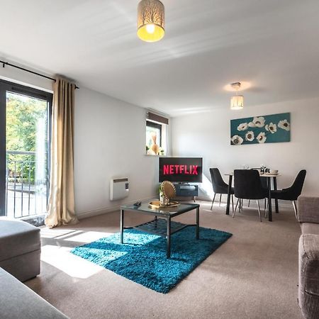 Spacious Comfort Haven: 2-Bed Smart Stay with Free Parking Southampton Exterior photo