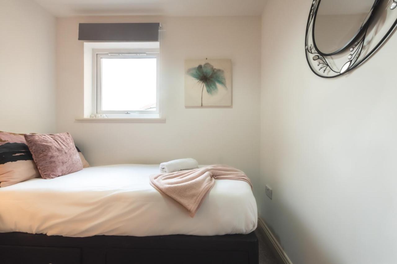 Spacious Comfort Haven: 2-Bed Smart Stay with Free Parking Southampton Exterior photo