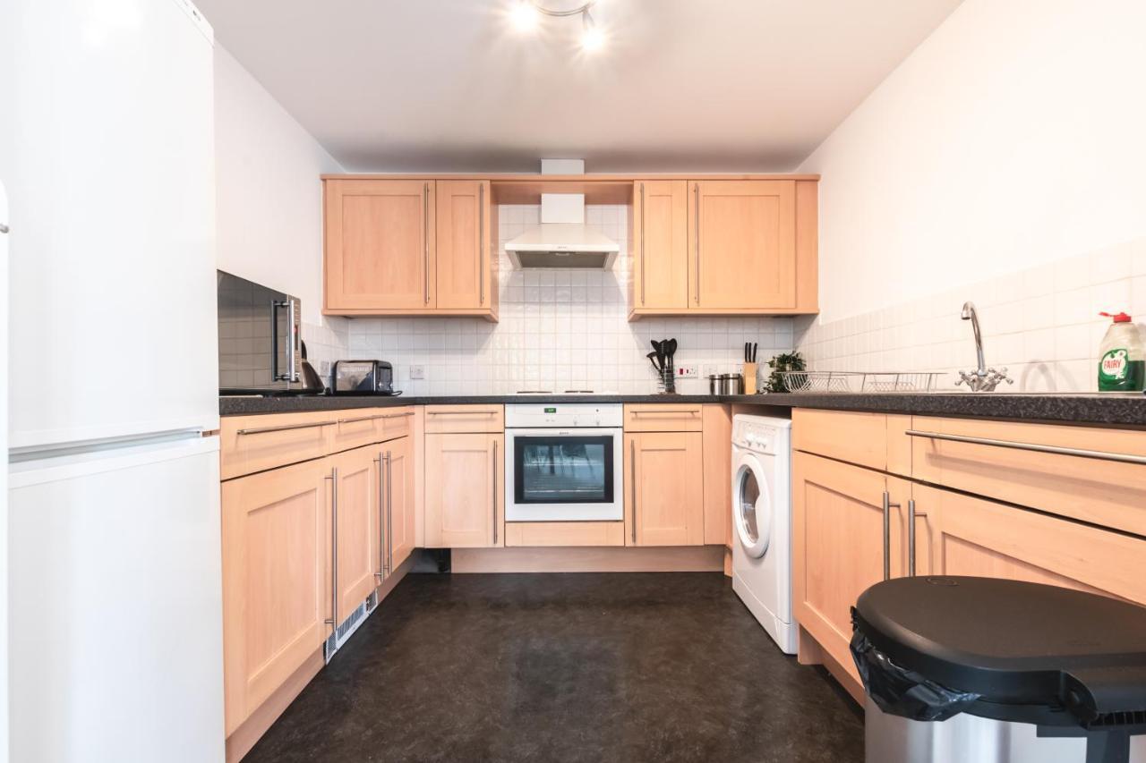 Spacious Comfort Haven: 2-Bed Smart Stay with Free Parking Southampton Exterior photo