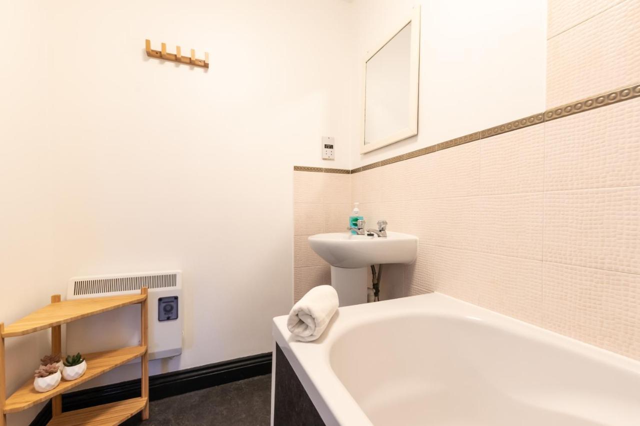 Spacious Comfort Haven: 2-Bed Smart Stay with Free Parking Southampton Exterior photo