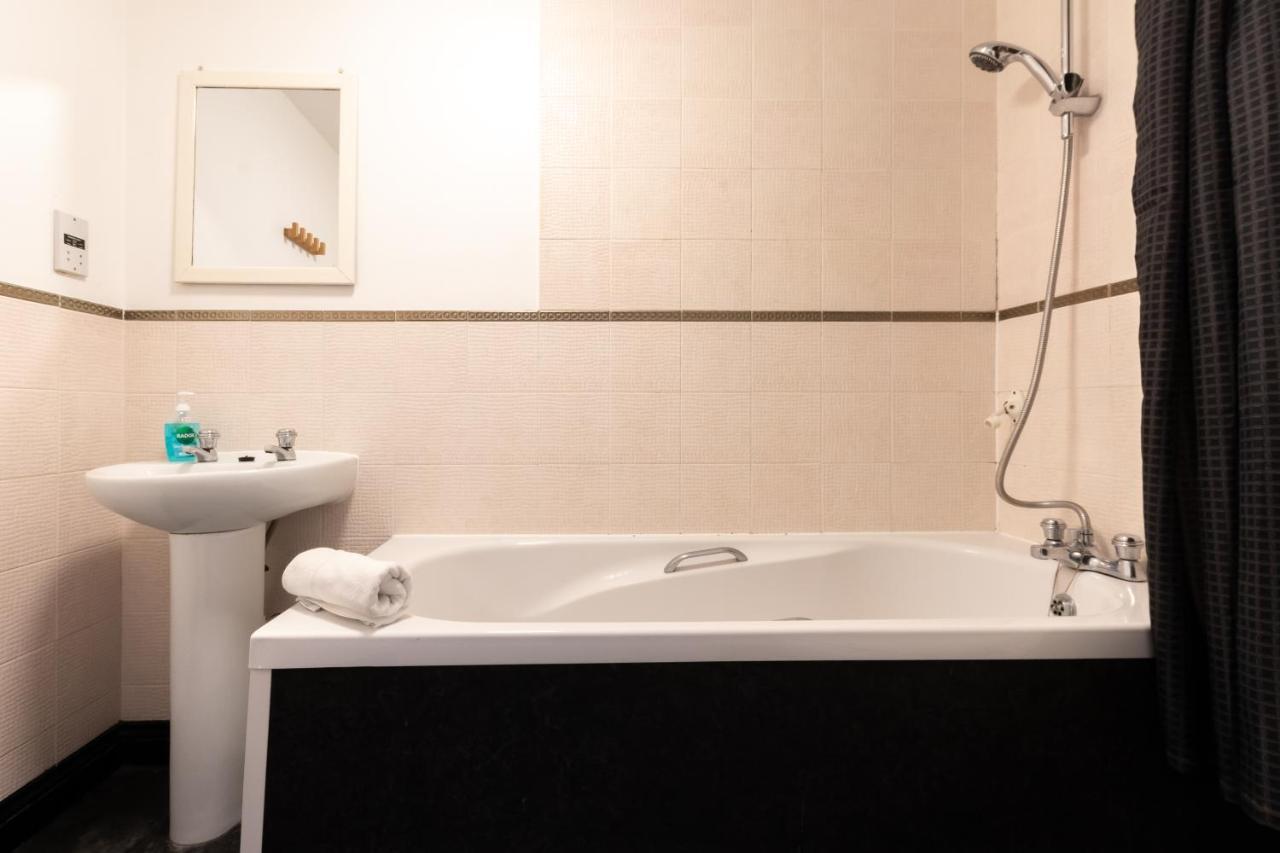 Spacious Comfort Haven: 2-Bed Smart Stay with Free Parking Southampton Exterior photo