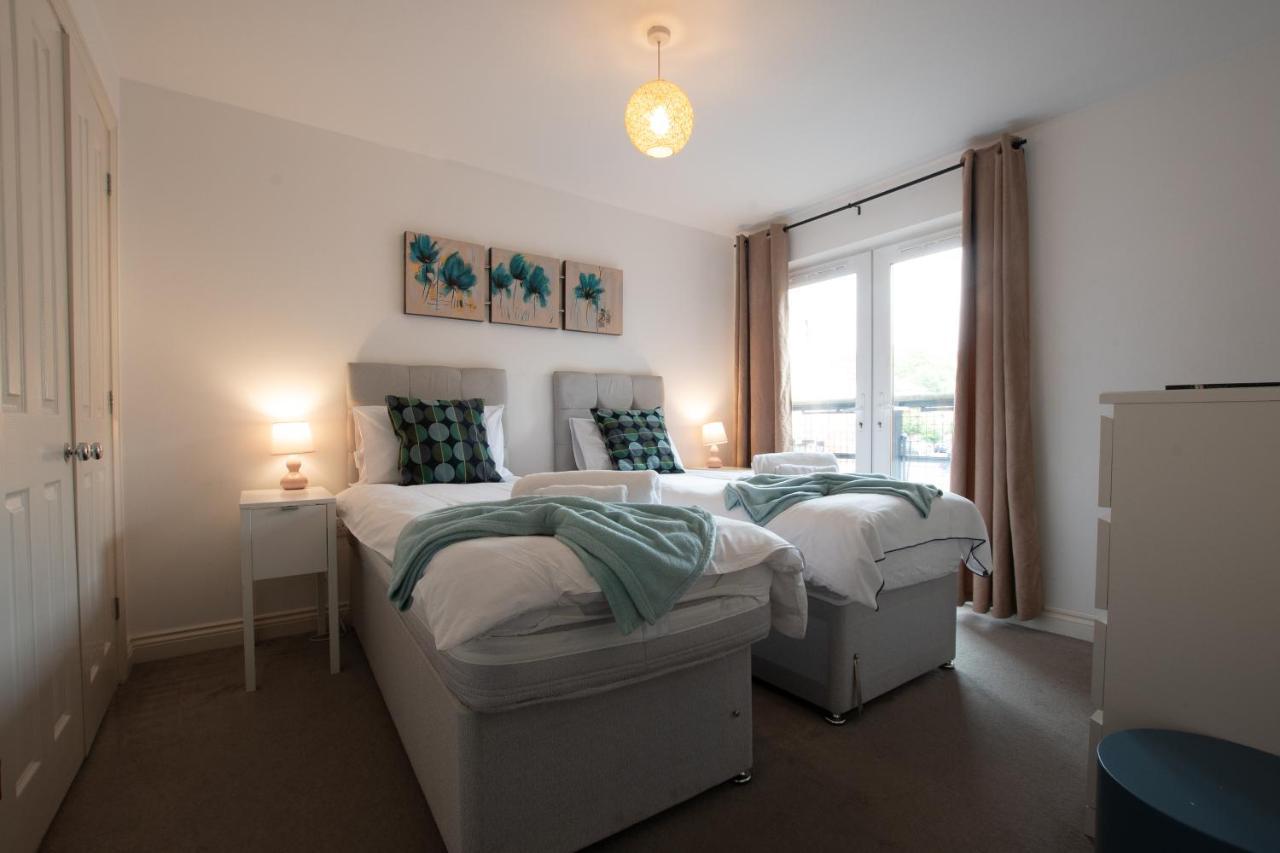 Spacious Comfort Haven: 2-Bed Smart Stay with Free Parking Southampton Exterior photo