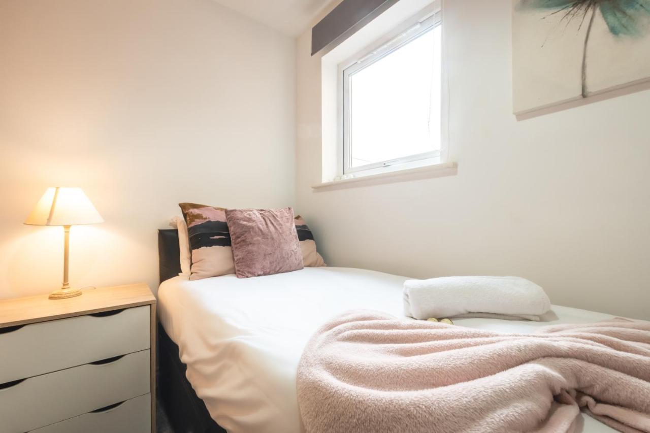 Spacious Comfort Haven: 2-Bed Smart Stay with Free Parking Southampton Exterior photo