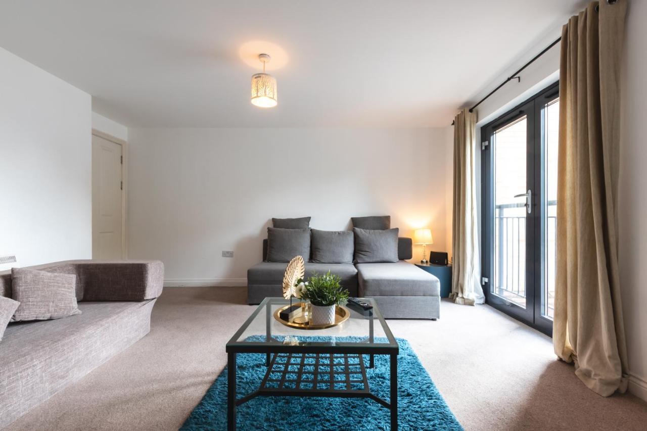 Spacious Comfort Haven: 2-Bed Smart Stay with Free Parking Southampton Exterior photo