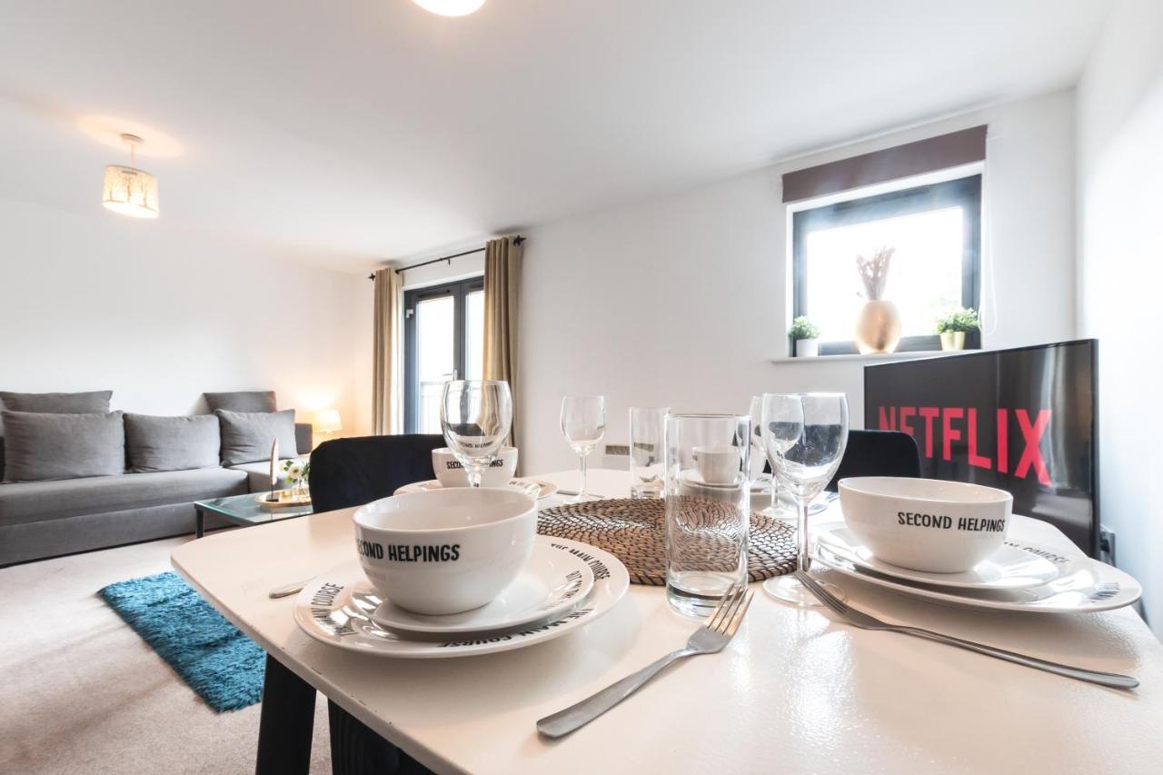 Spacious Comfort Haven: 2-Bed Smart Stay with Free Parking Southampton Exterior photo