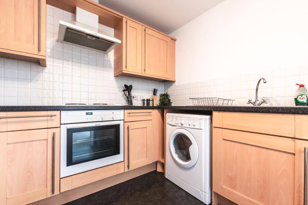 Spacious Comfort Haven: 2-Bed Smart Stay with Free Parking Southampton Exterior photo